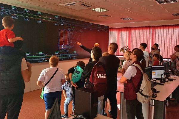 В Деня на отворени врати 120 деца „караха” метровлакче в депо „Земляне”
