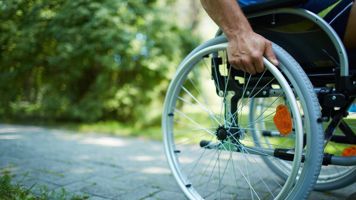 Социален асистент подпомага хора с инвалидна количка